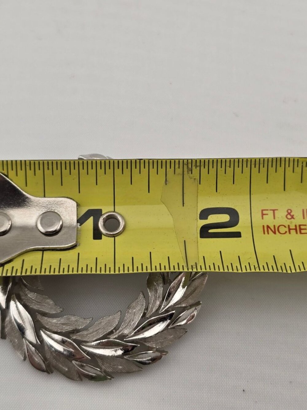 Vintage Trifari Silver-Tone Textured Leaf Wreath Brooch Pin Circular 2" - Picture 6 of 6